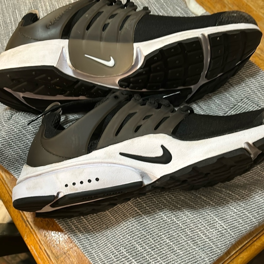 NWOT Nike Air Black and White Shoes size 11